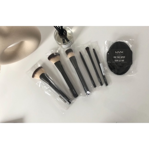 NYX Pro Brush Set with Cleansing Pad - Picture 1 of 15